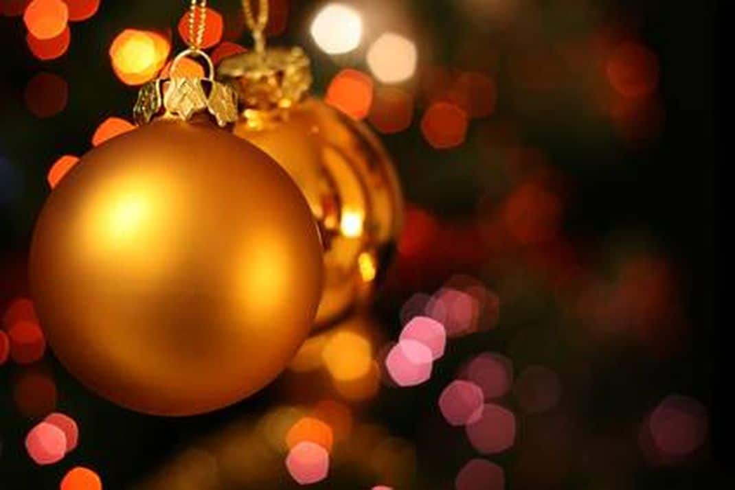 Gouden kerstballen hangend in een kerstboom