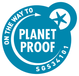Planet proof badge. Blauwe badge van Planet Proof. On the way to PlanetProof is een onafhankelijk keurmerk dat bewijst (‘Proof’) dat je een product koopt dat duurzamer is geproduceerd en daardoor een betere keuze is voor natuur, klimaat én dier.