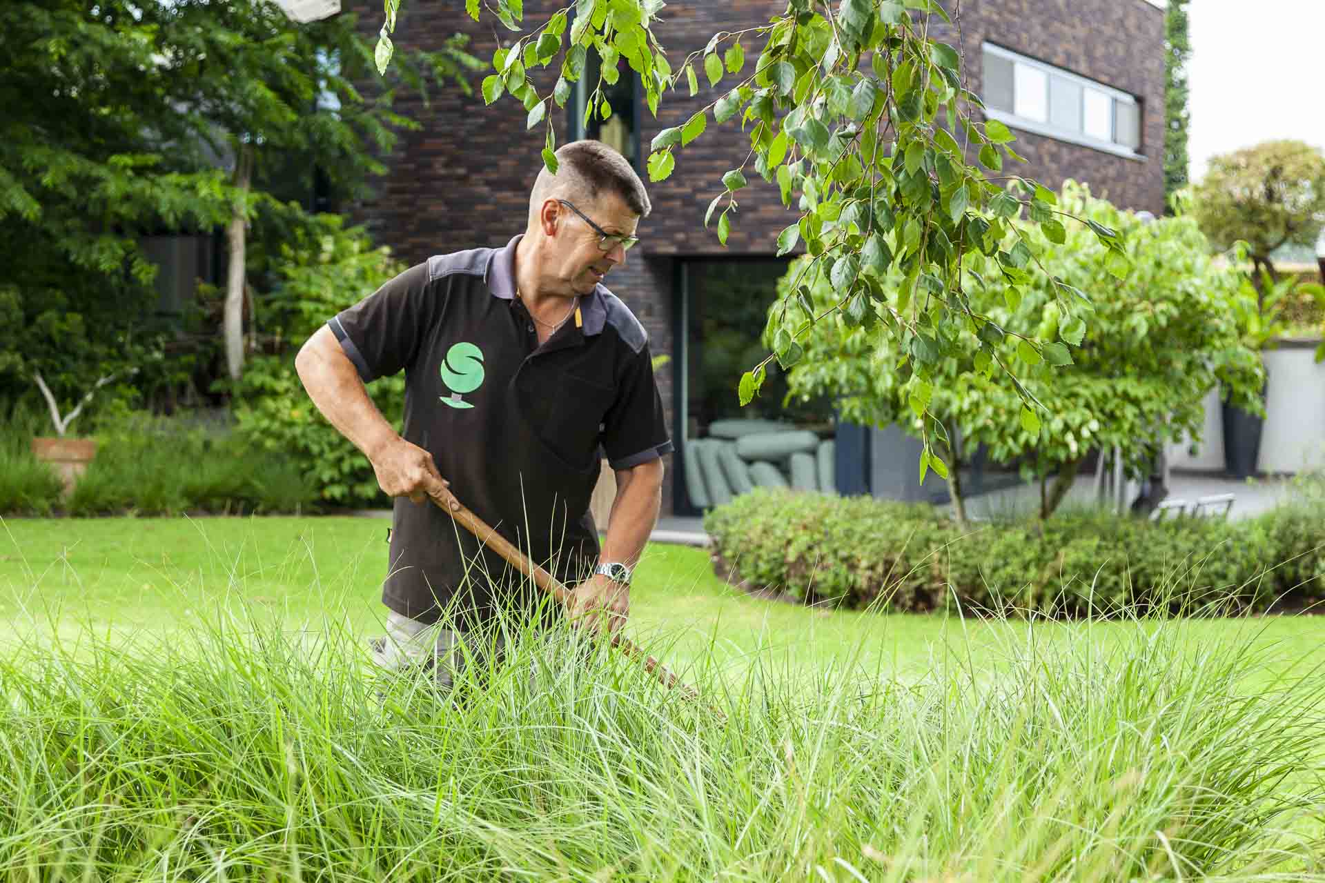 Gert-Jan Schonenberg van Schonenbergplant in Volkel is in zijn tuin aan het schoffelen.